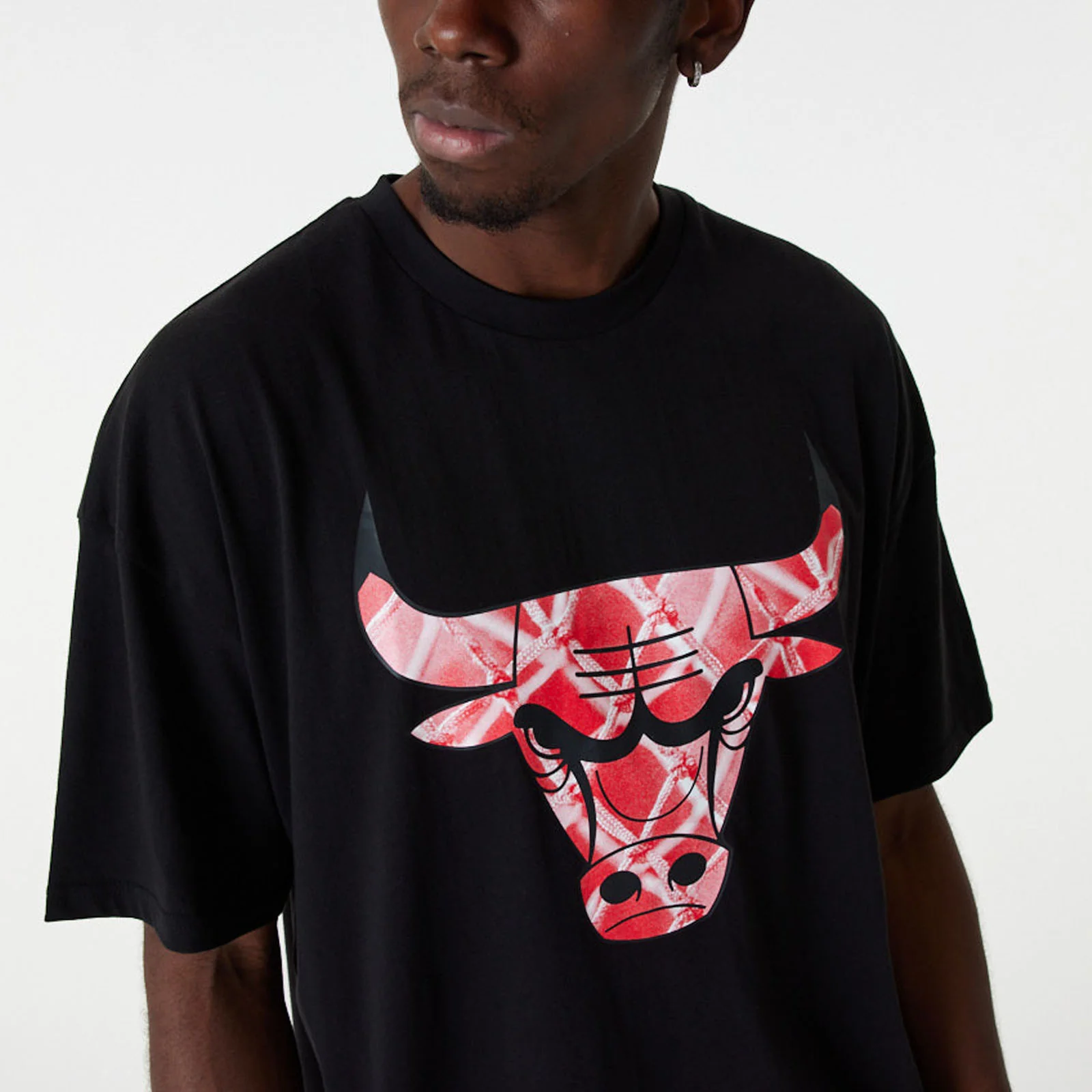 New Era Chicago Bulls NBA Infill Logo Oversized T-Shirt - Black - Image 3
