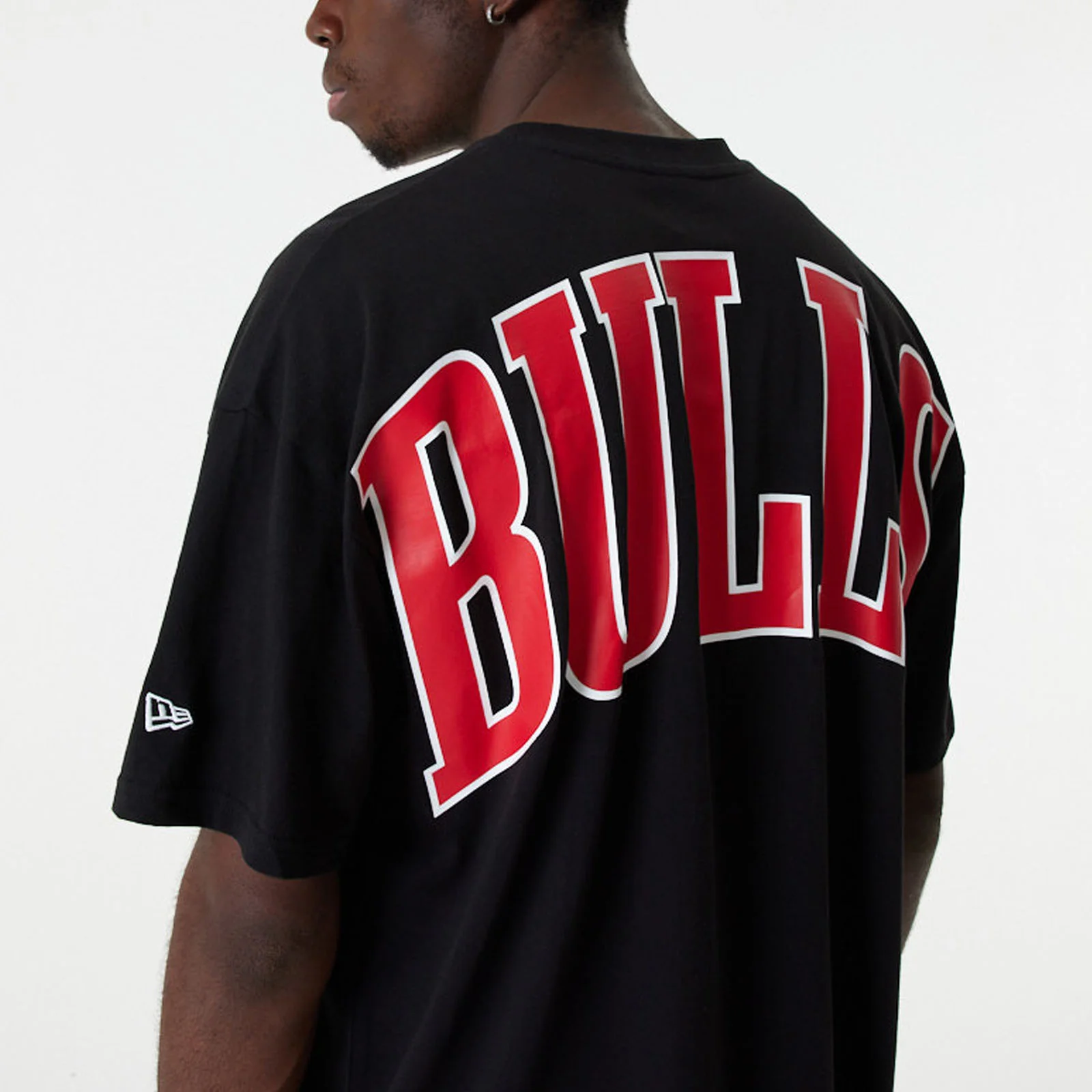 New Era Chicago Bulls NBA Infill Logo Oversized T-Shirt - Black - Image 4
